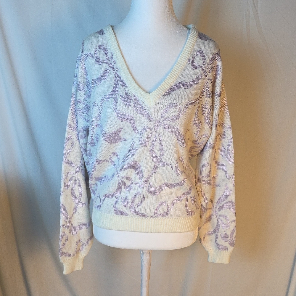 Vintage Elegant V-Neck Sweater in White and Shiny Lavender Bows Print